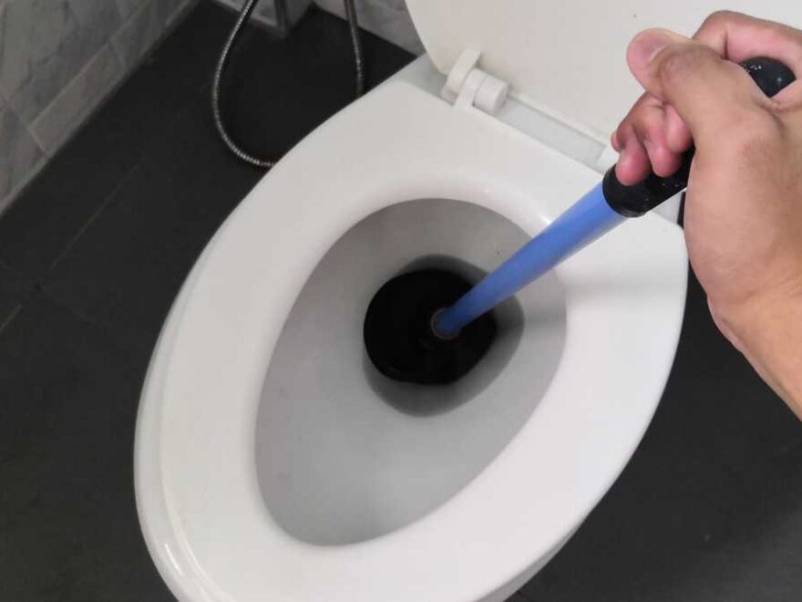 Dicas eficazes para desentupir seu vaso sanitário sem estresse