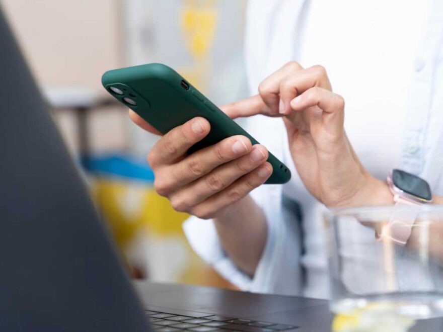 Marketing médico ganha novo formato: médicos atraem pacientes pelo WhatsApp sem aparecer nas redes